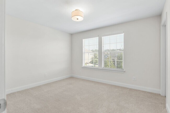 Building Photo - 797 Ravensdowne-