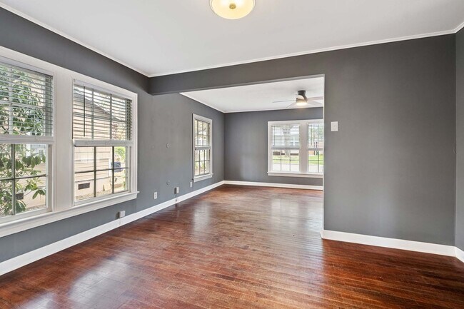 Building Photo - Charming Bryker Woods Retreat