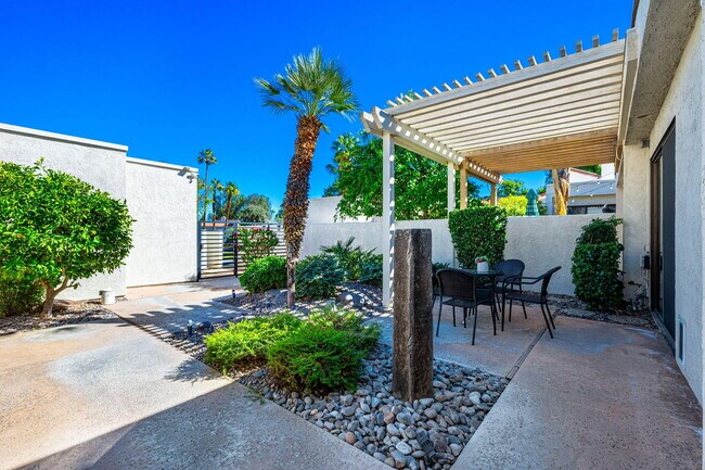 Building Photo - 717 Inverness Dr