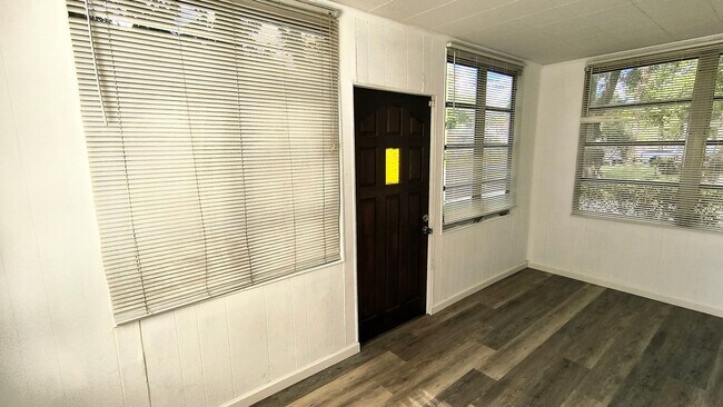Building Photo - Newly Renovated 2BR/1BA | Jacksonville 32205