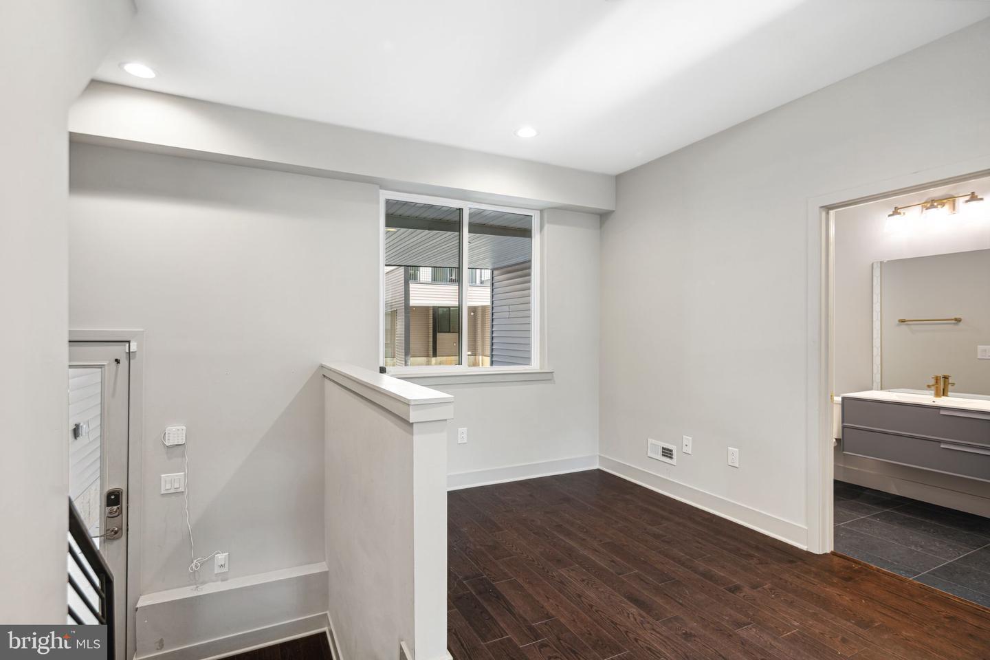 Building Photo - 670 N 13th St