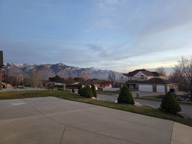 Building Photo - 982 4000 N