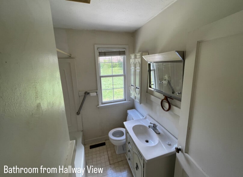 Building Photo - 108 Woodmont Cir