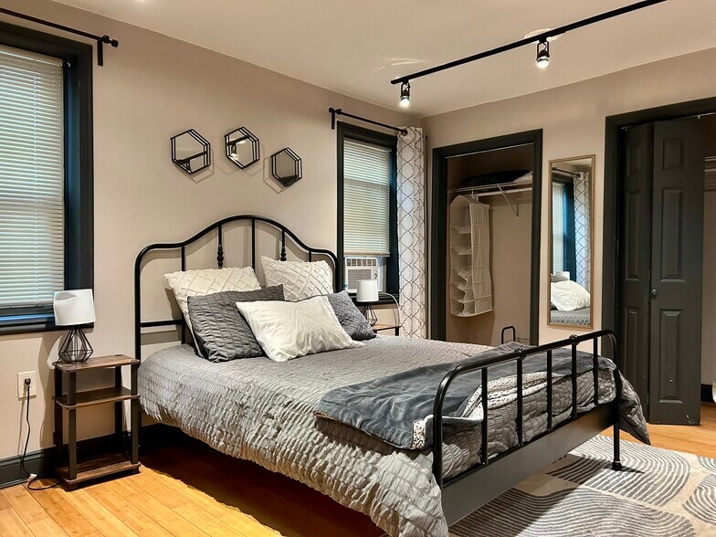 Building Photo - 225 E King St