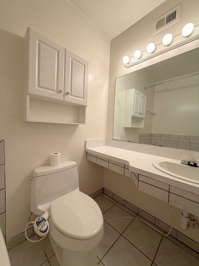 Building Photo - Desirable South East Three Bedroom Home