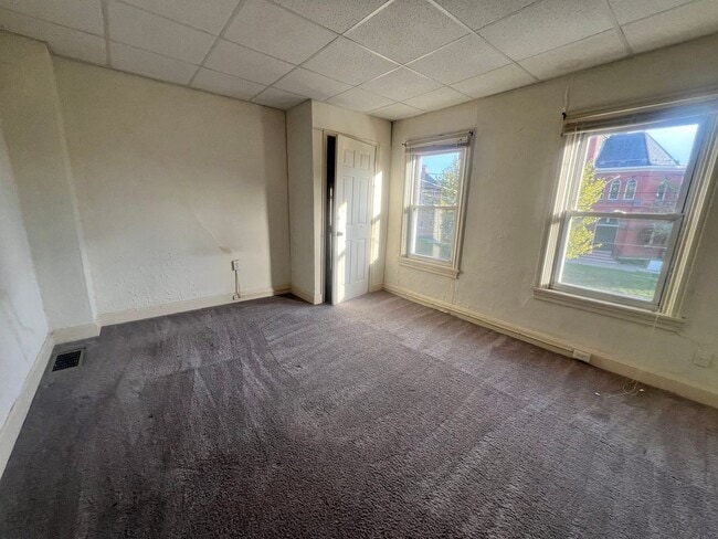 Building Photo - 2-bedroom, 1.5-bathroom home located in th...