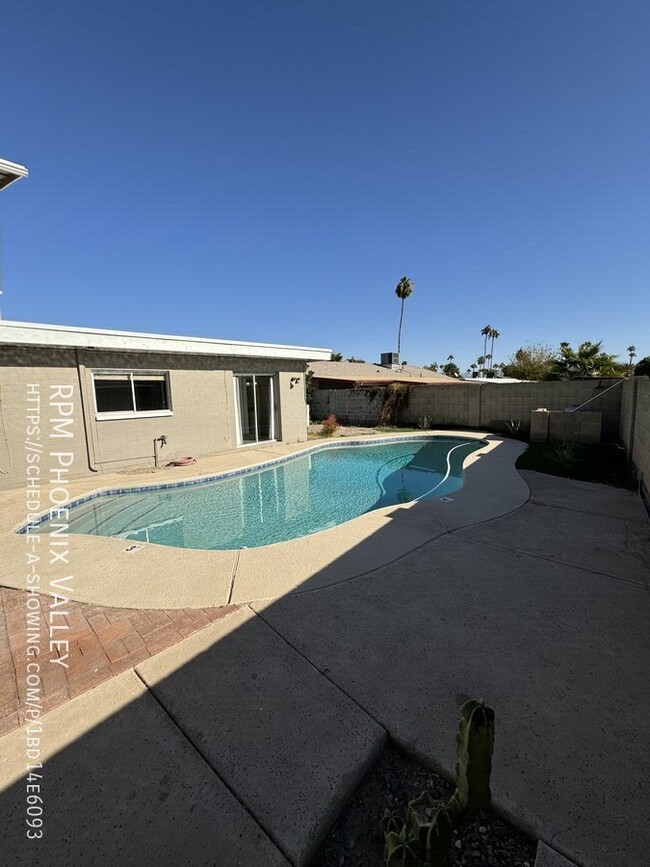 Building Photo - Spacious 2 Story with double primary bedro...