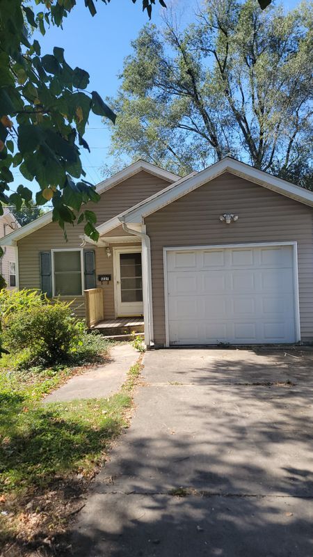 Building Photo - 1227 N Daniels Ave