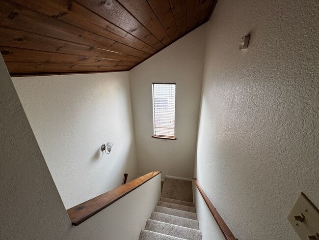 Building Photo - Charming 3 Bedroom 2 Bath home located in Humboldt Hill!