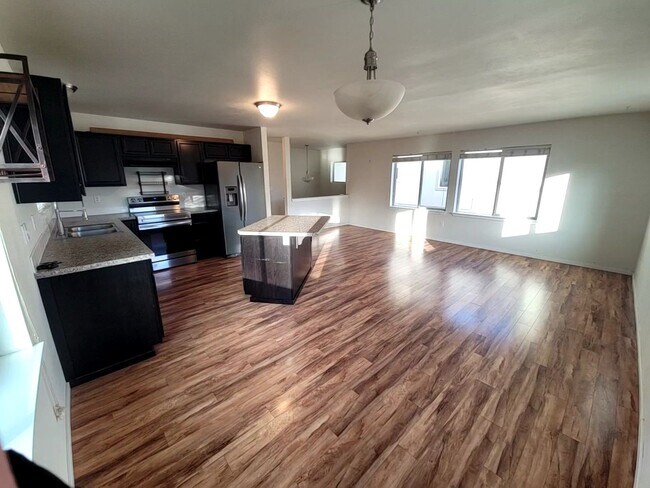 Building Photo - Large 4 Bed Split, Available Now! Pets Okay!