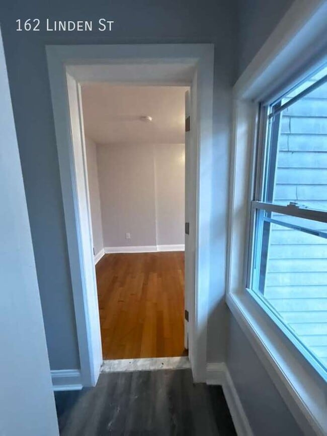 Building Photo - 162 Linden St