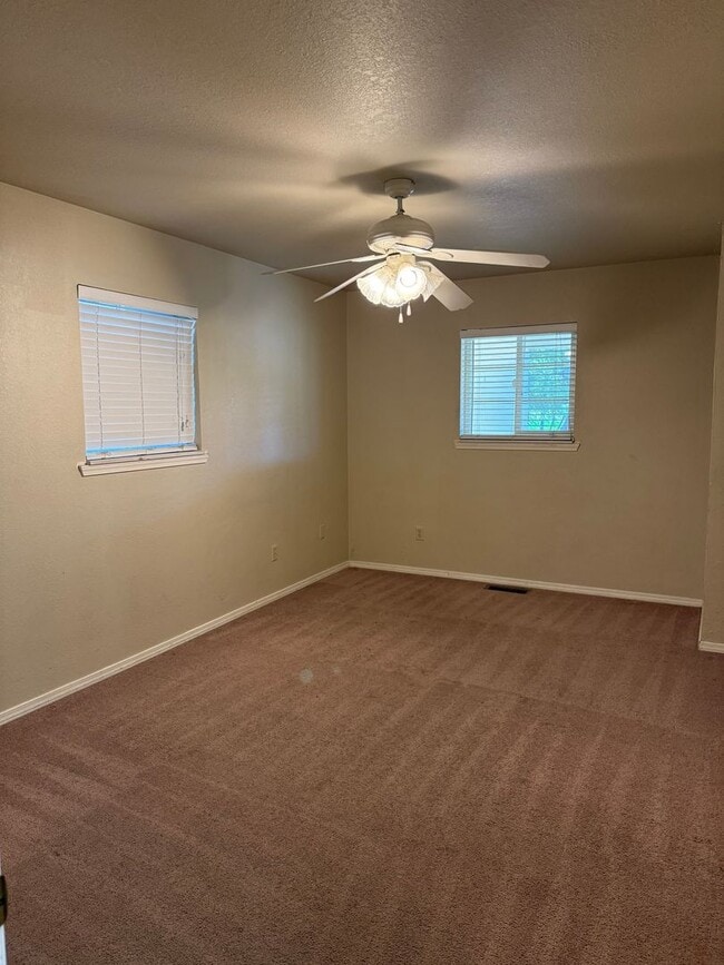 Building Photo - 3 bed, large yard
