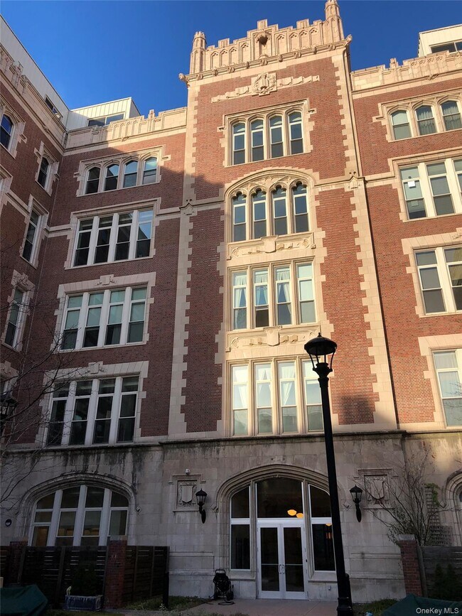 Building Photo - 220 W 148th St