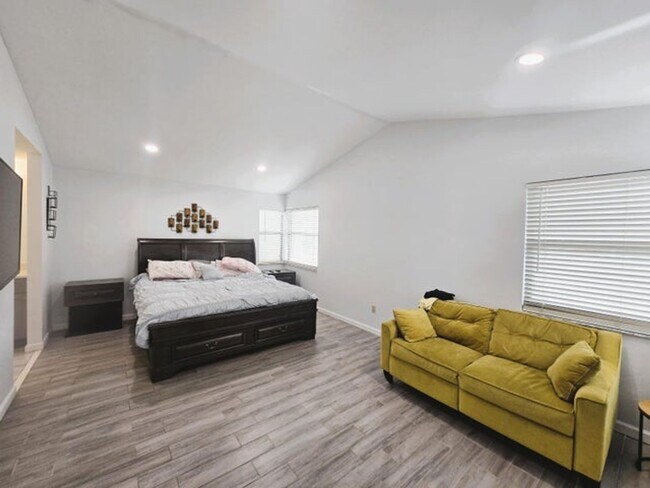 Building Photo - 5885 Northpointe Ln