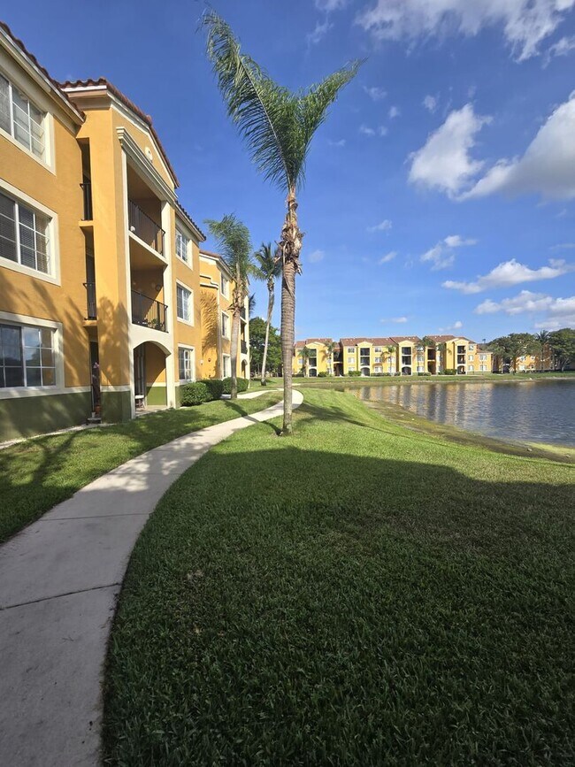 Building Photo - RESORT STYLE, BEAUTIFUL 2 BEDROOM AND 2 BATHROOMS ON THE TOP FLOOR