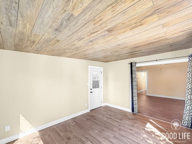 Building Photo - Newly remodeled 4bed/2bath home w/upgrades!