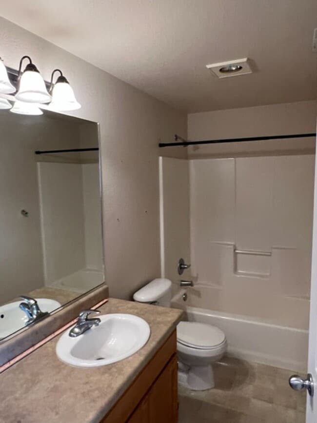 Building Photo - 3 BEDROOM TOWNHOME/ FENCED YARD/ ATTACHED GARAGE