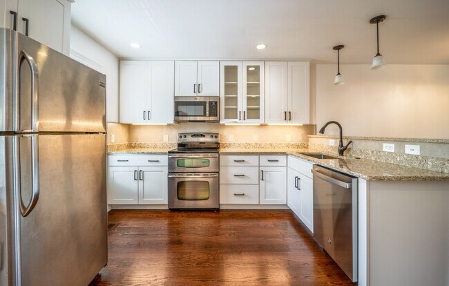Building Photo - Sophisticated Townhome Steps from East Fal...
