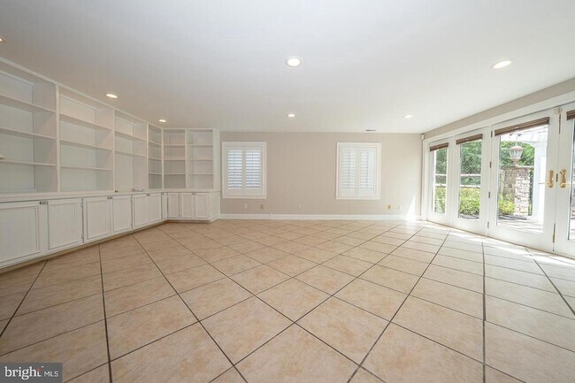 Building Photo - 327 Strathmore Rd