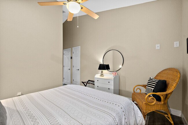 Building Photo - 104 Cedar St