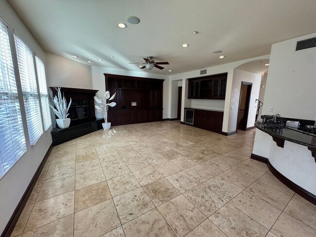 Building Photo - 5 Bedroom Luxury home