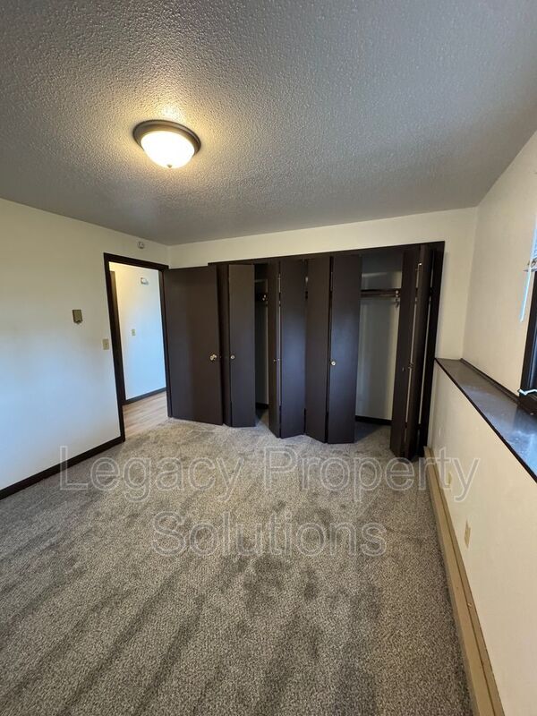 Building Photo - 206 1st St