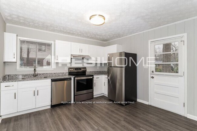 Building Photo - 517 Village Lane