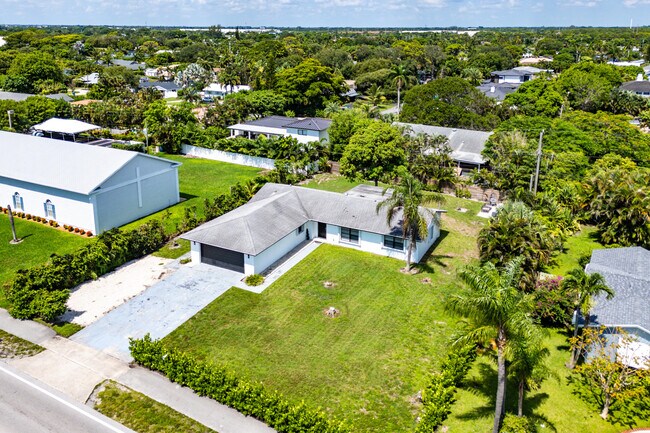 Building Photo - 3135 S Seacrest Blvd