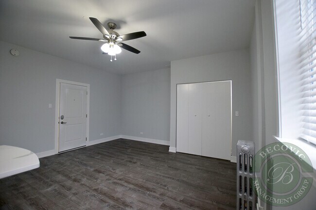 Building Photo - 1521 W Sherwin Ave
