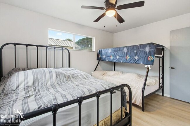 Building Photo - Beautifully Updated 3Bdm 3Ba Unfurnished Main Home of Duplex with Views in Cardiff By the Sea!