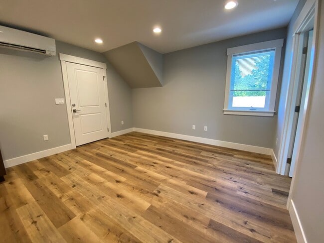 Building Photo - 408 Pine St