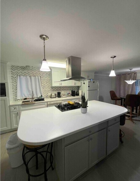 Primary Photo - 73390 Broadmoor Dr