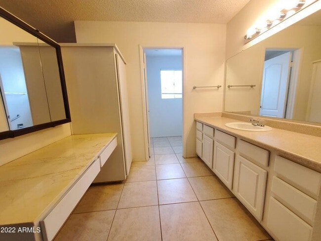 Building Photo - 5041 E Mesquite Wood Ct