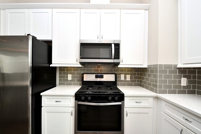 Building Photo - 1146 Wycliffe Dr