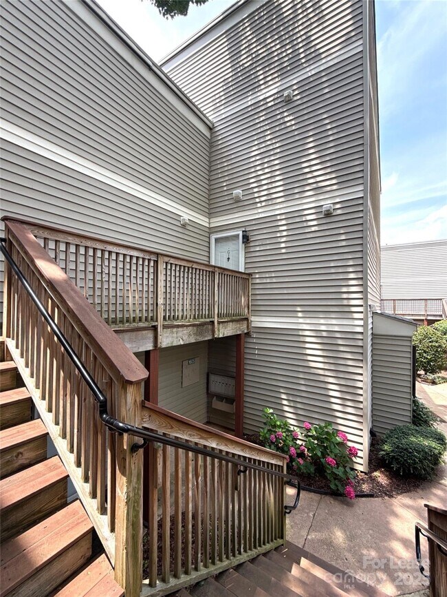 Building Photo - 1605 Merry Oaks Rd