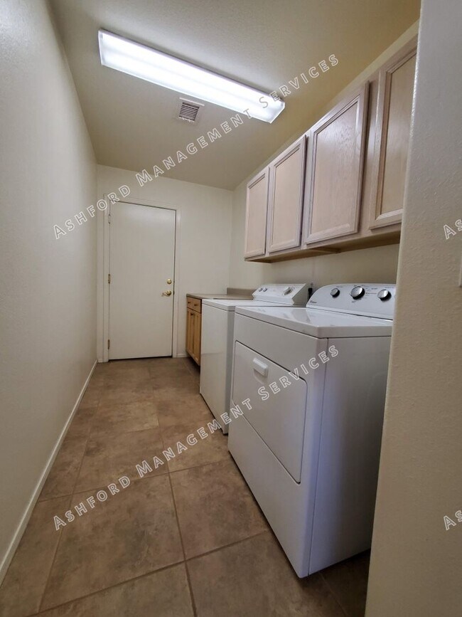 Building Photo - COYOTE LAKES BEAUTIFUL VIEW OF GOLF COURSE/NOT AGE RESTRICTED**NO TENANT FEES