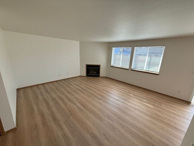 Building Photo - 3 bedroom 2.5 bathroom duplex with large f...