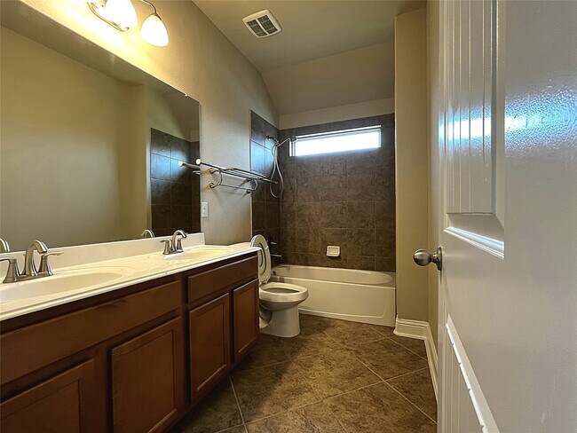 Building Photo - 307 Maverick Run Ct