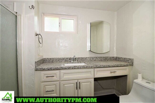 Building Photo - 1907 Grace Ave