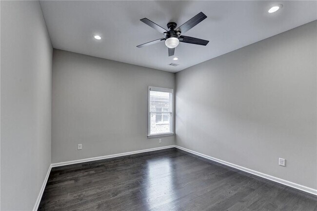 Building Photo - 11653 Parkside Ave