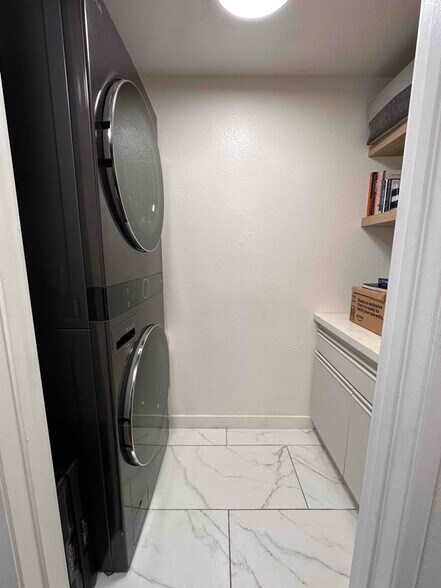 Building Photo - 7349 Balboa Blvd