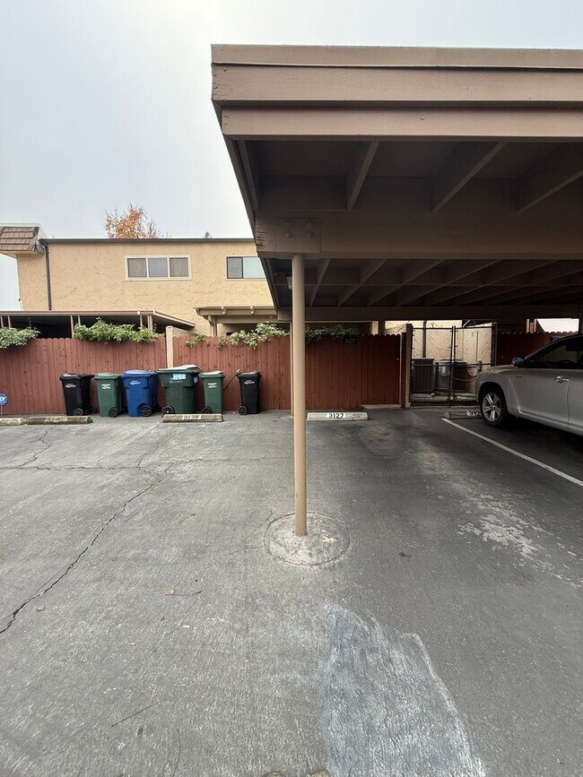 Building Photo - 3 bed 2.5 bath townhome available now!