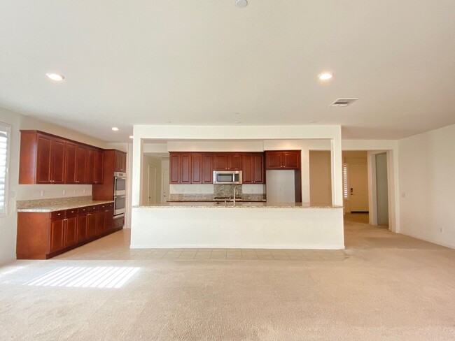 Building Photo - Beautiful 6 bed and 4.5 bath home in West ...