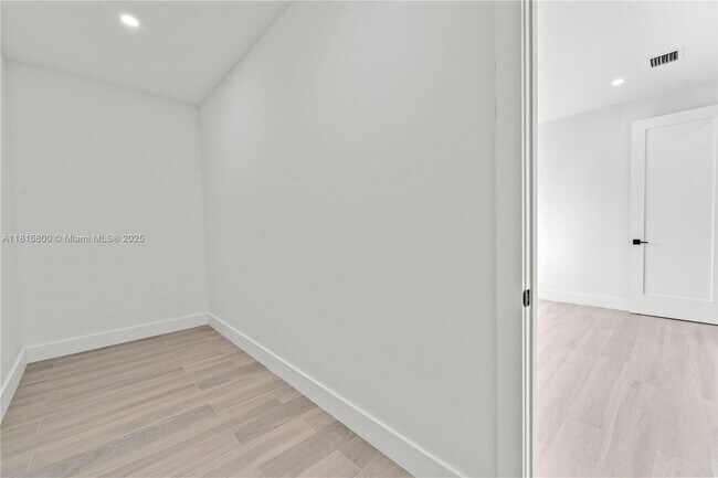 Building Photo - 740 NW 24th Ct