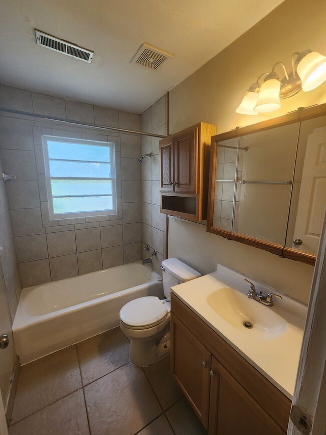 Building Photo - 508 Fraser Dr