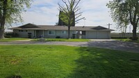 Building Photo - Sprawling ranch house in the country with ...