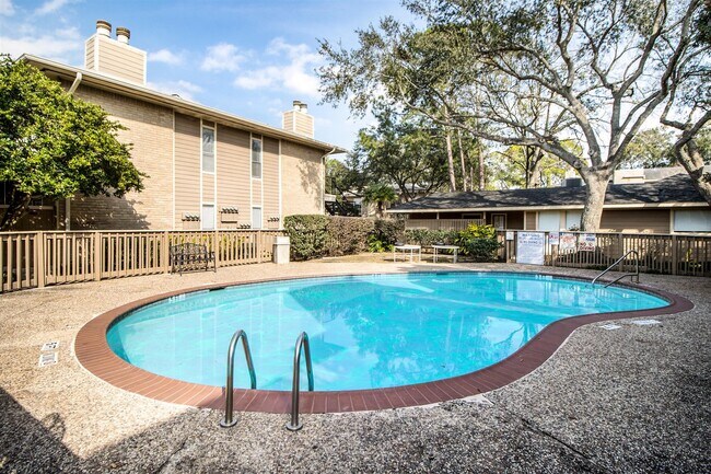 Building Photo - 728 Bering Dr