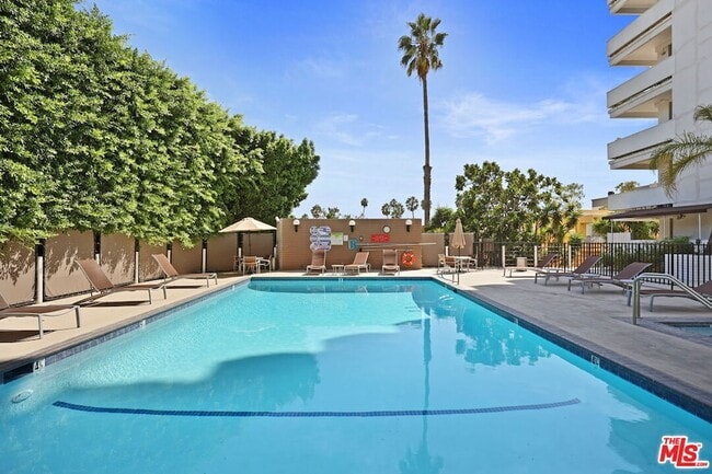 Building Photo - 7250 Franklin Ave