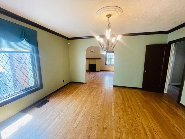 Building Photo - Gorgeous 3bed/2bath home in East Sac