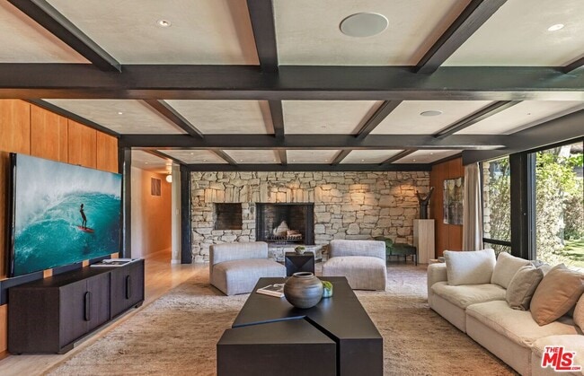 Building Photo - 400 Toyopa Dr